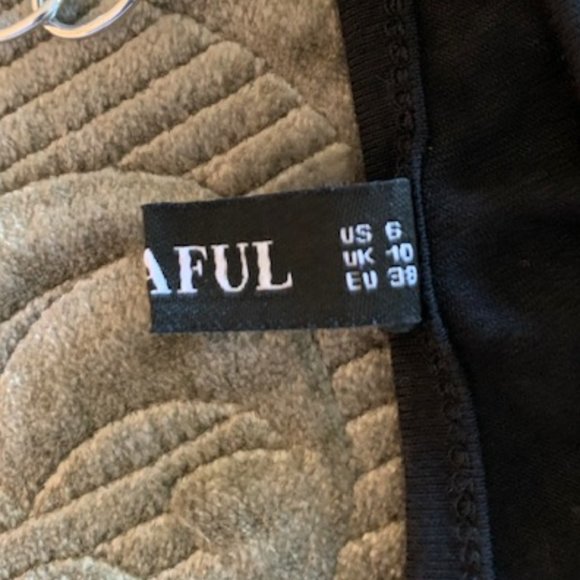 Zaful - Black knit crop top Size Medium with buckle and chain - Picture 9 of 10